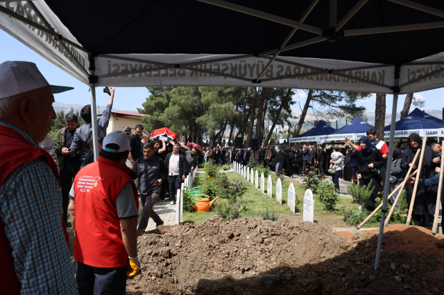 Saldırıda hayatını kaybeden 4 sınıf arkadaşı yan yana toprağa verildi