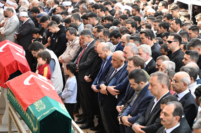 Saldırıda hayatını kaybeden 4 sınıf arkadaşı yan yana toprağa verildi