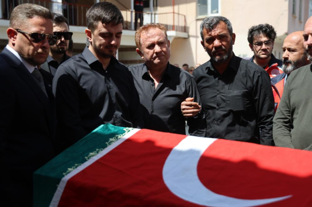 Ayla Öğretmen'in cenazesinde kahreden olay! Eşi tabut başında fenalaştı