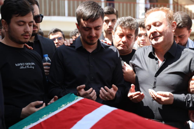 Ayla Öğretmen'in cenazesinde kahreden olay! Eşi tabut başında fenalaştı