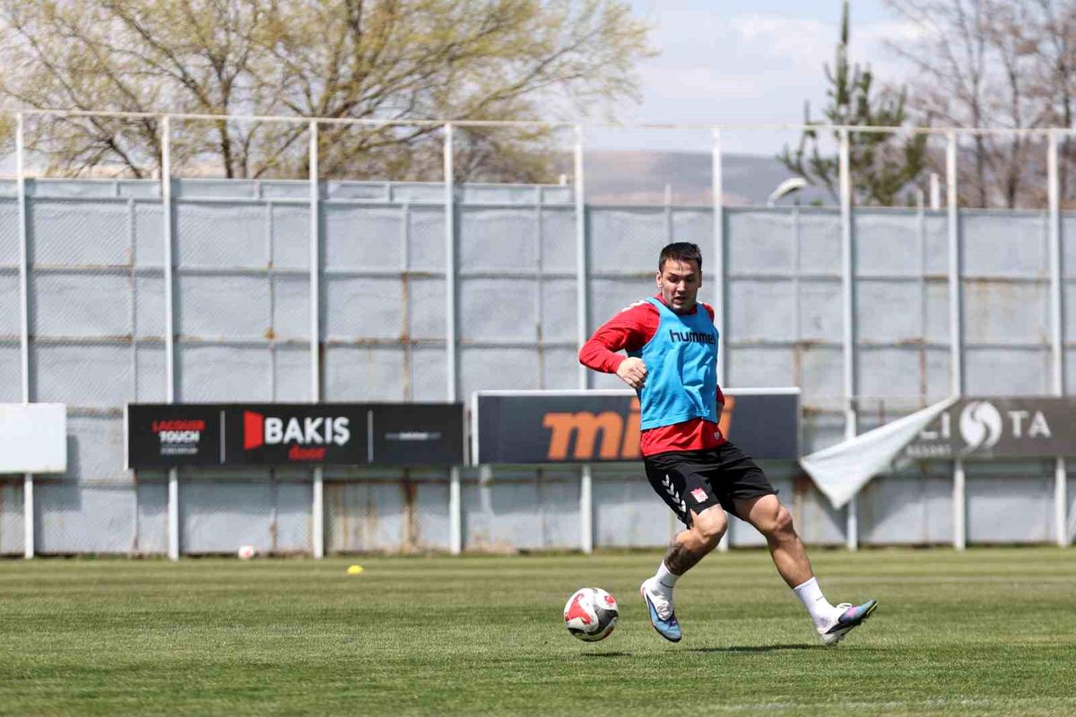 Rey Manaj İdmanda Takıma Döndü