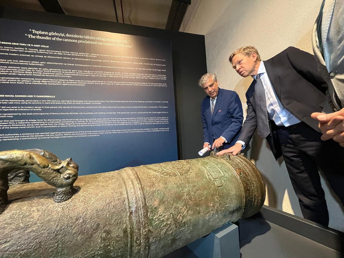 Hollanda\'dan Gelen Tarihi Gemi Topu İzmir\'de Sergileniyor