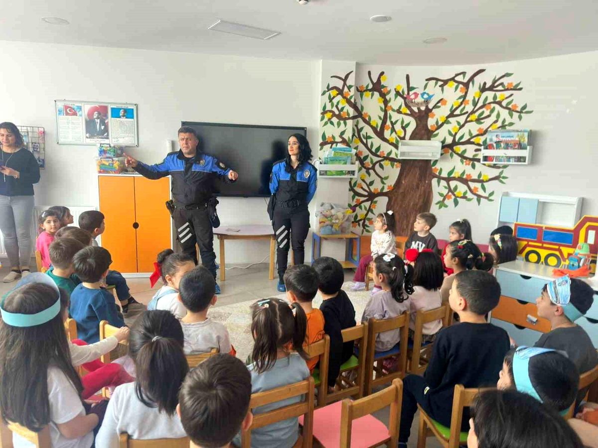 Erzincan\'da 345 Öğrenciye Polis Ekiplerinden Güvenlik Eğitimi