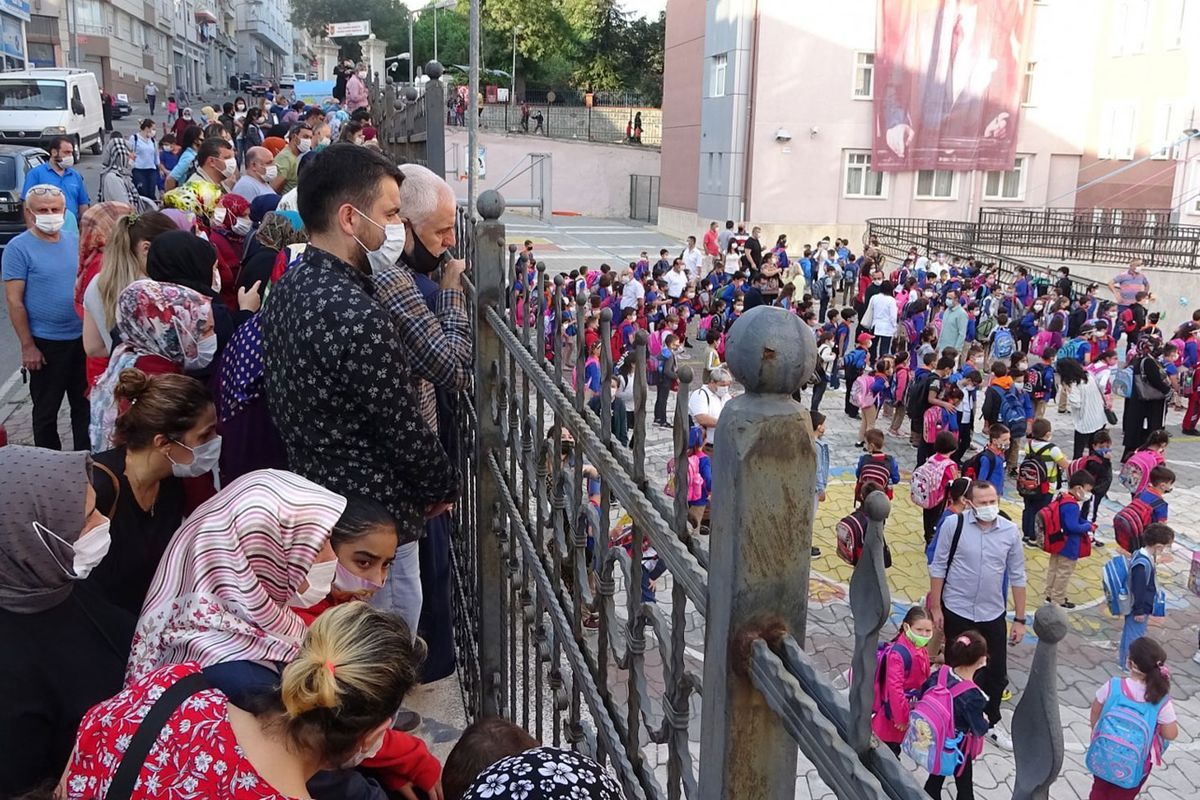 Randevusu olmayan ebeveynler okul bahçesine sokulmayacak