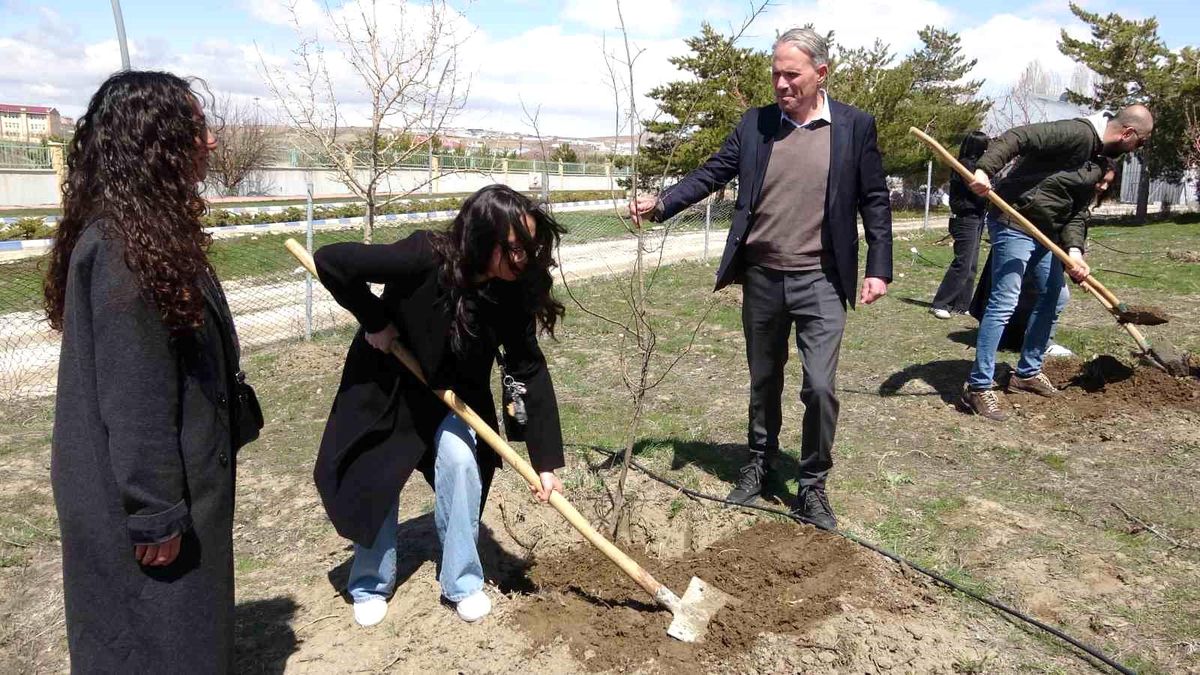 Van YYÜ\'de Fidan Dikme Etkinliği