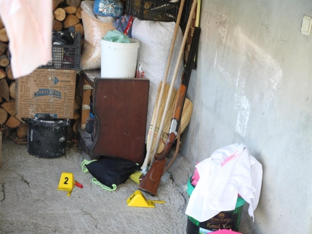 8 yıl önce tüfekle öldürülen Kerem'in ailesinin avukatı duruşma salonunda bastonla olayı canlandırdı