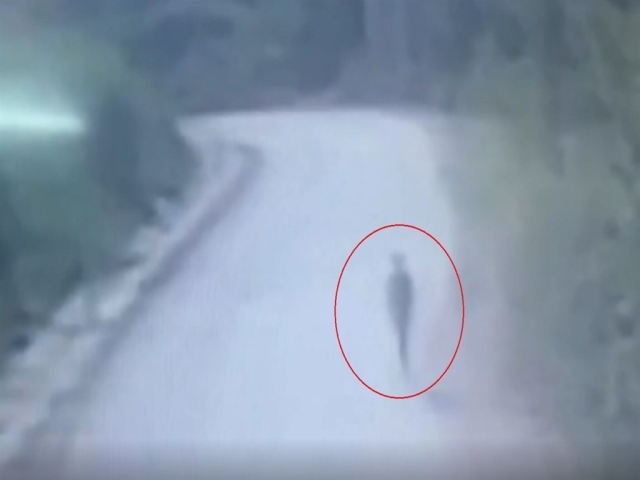 8 yıl önce tüfekle öldürülen Kerem'in ailesinin avukatı duruşma salonunda bastonla olayı canlandırdı