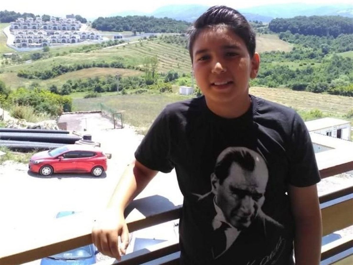 8 yıl önce tüfekle öldürülen Kerem\'in ailesinin avukatı duruşma salonunda bastonla olayı canlandırdı