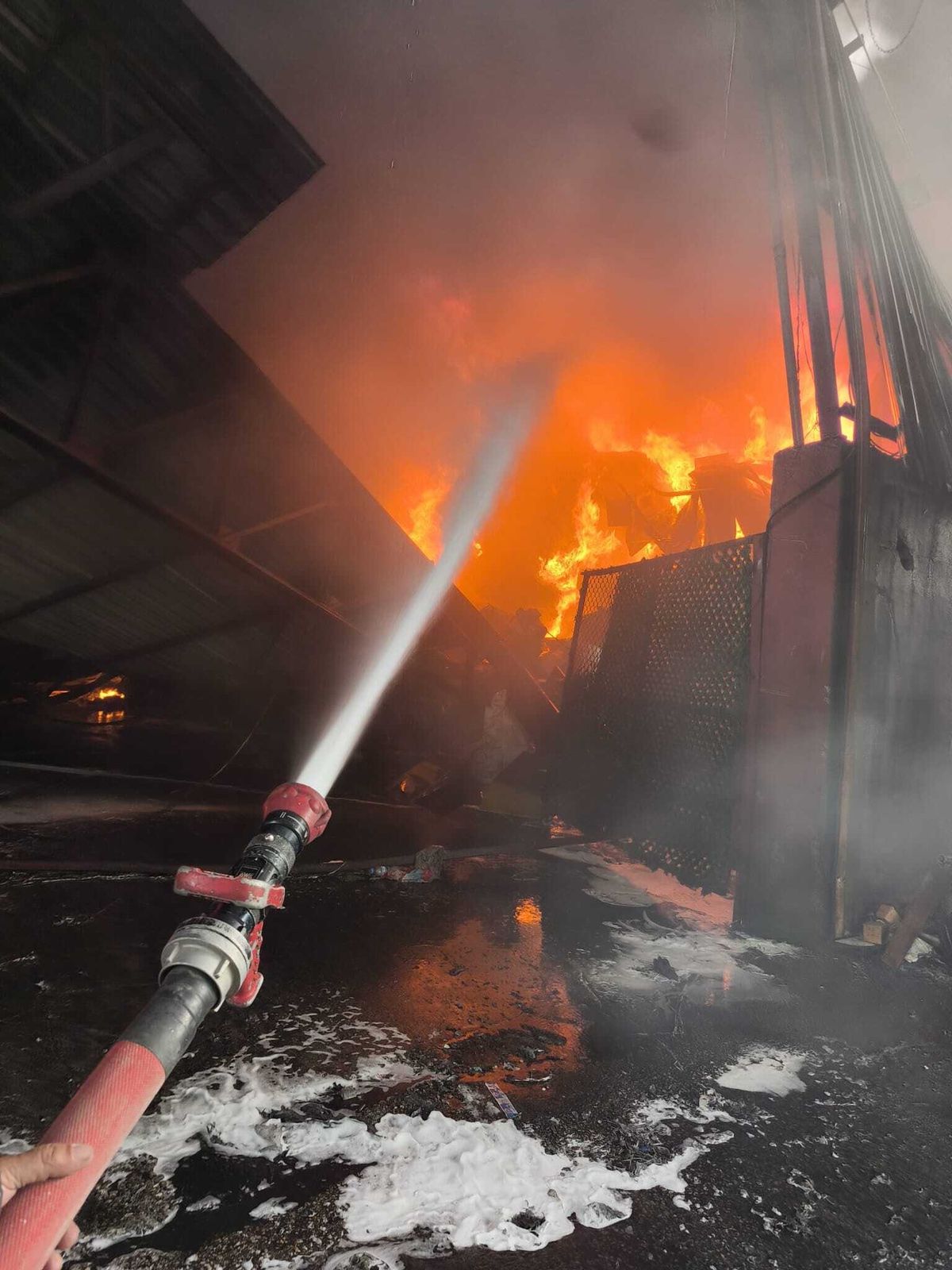 Adana\'da Geri Dönüşüm Tesisinde Yangın