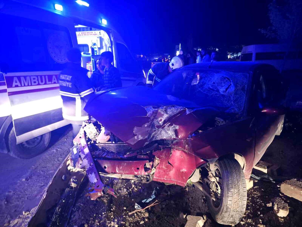 Hatay\'da otomobil ağaca çarptı: 3 yaralı