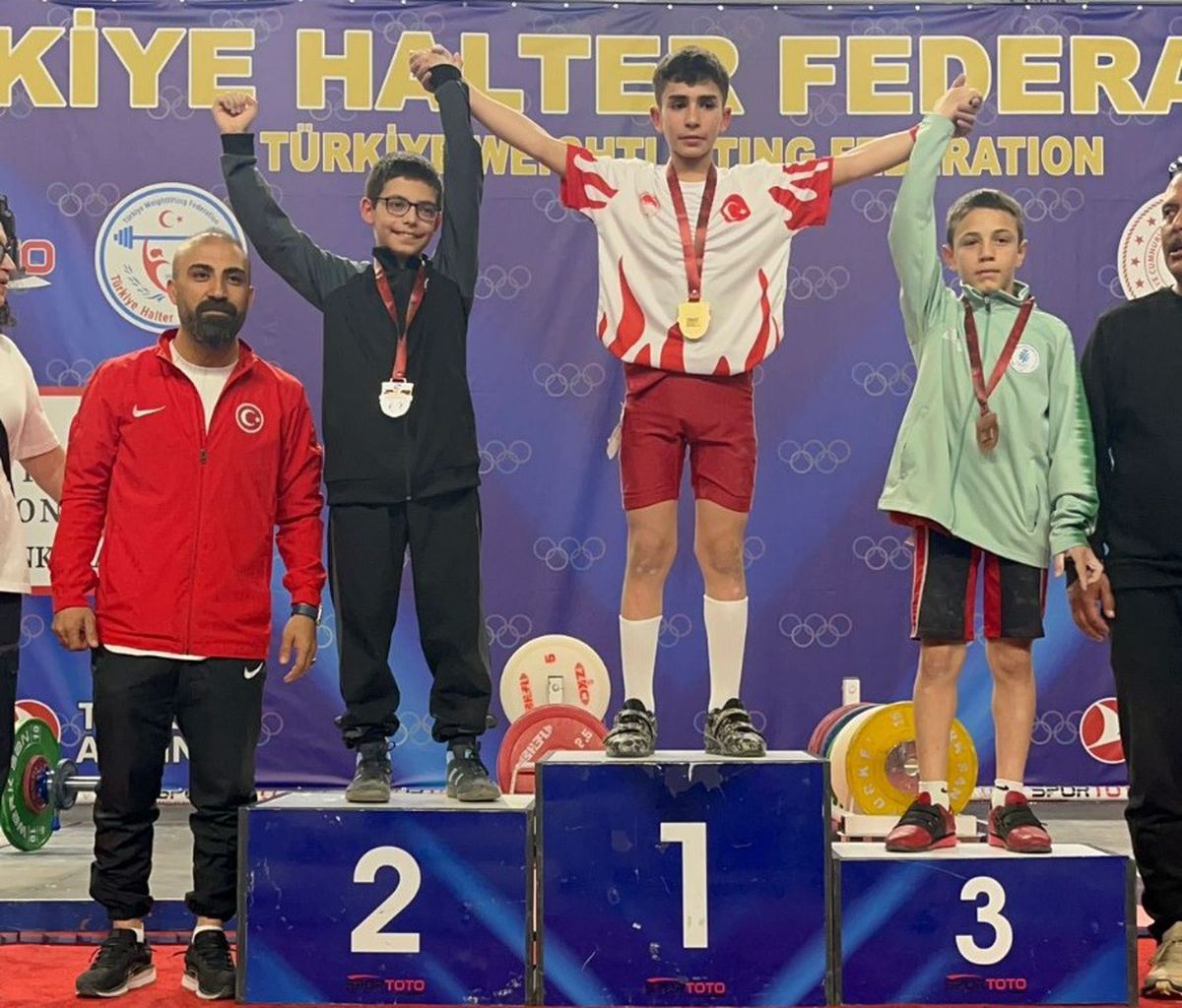 Ağrılı öğrenci halterde Türkiye şampiyonu oldu