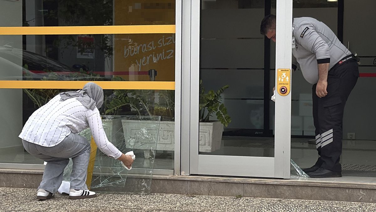 Antalya\'da Banka Camı Kırıldı