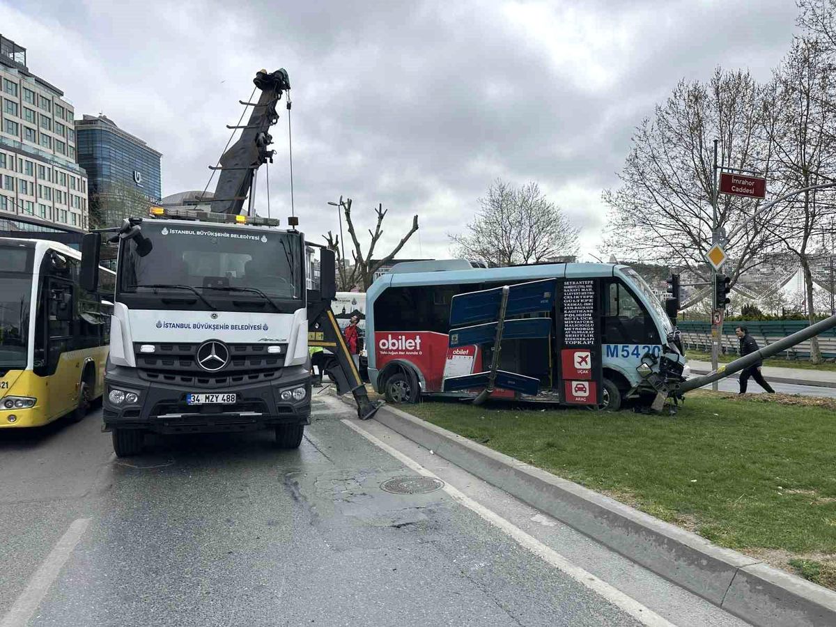 Beyoğlu\'nda Minibüs ile Araç Çarpıştı