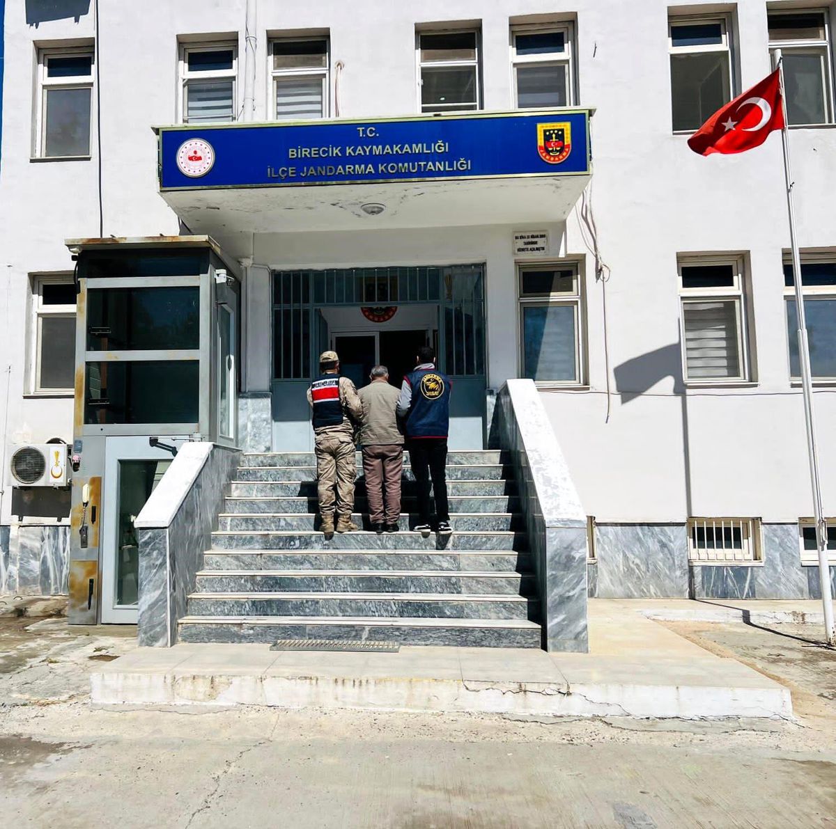 Birecik\'te 2 Aranan Şahıs Yakalandı