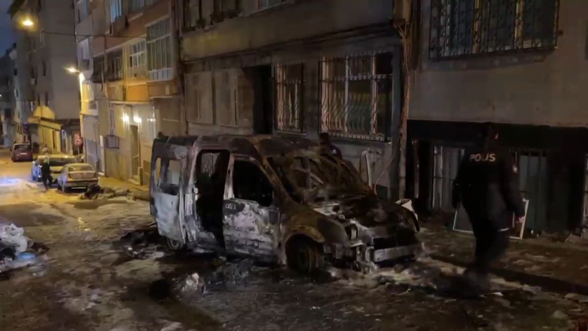 Fatih\'te Araçta Çıkan Yangın Söndürüldü