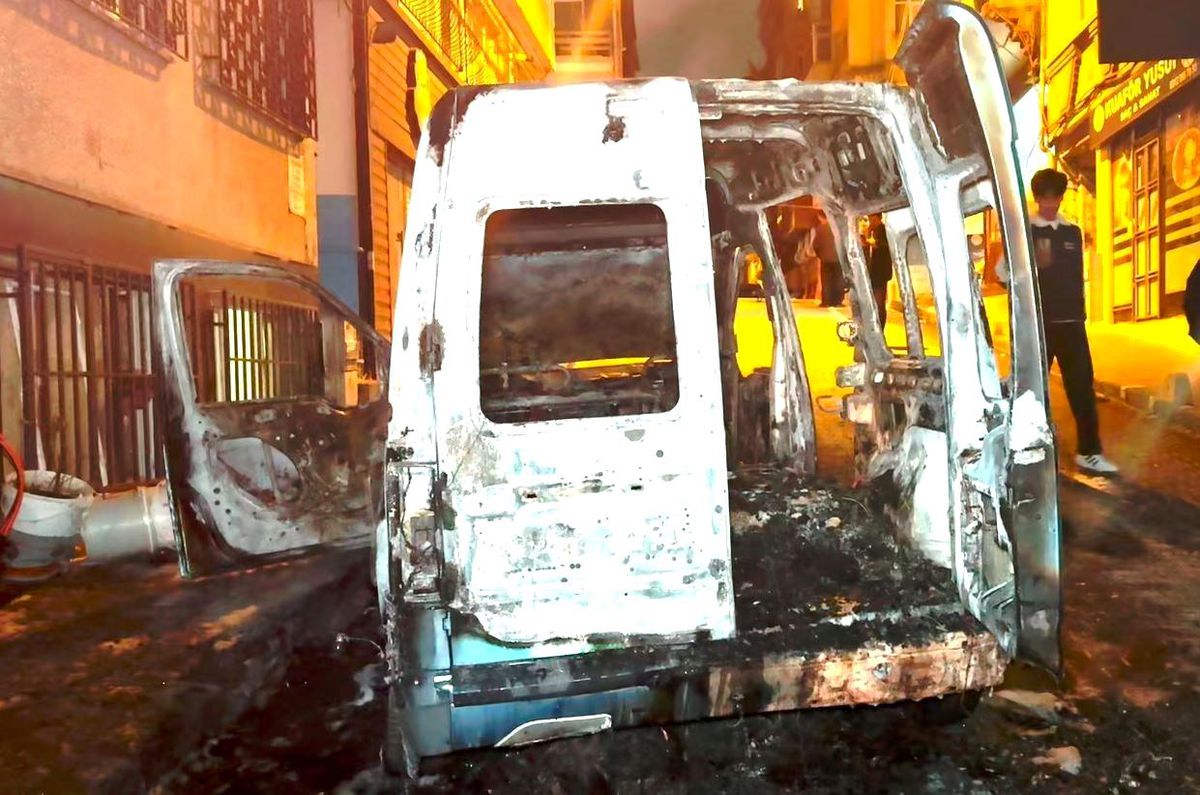 Fatih\'te Park Halindeki Otomobilde Yangın