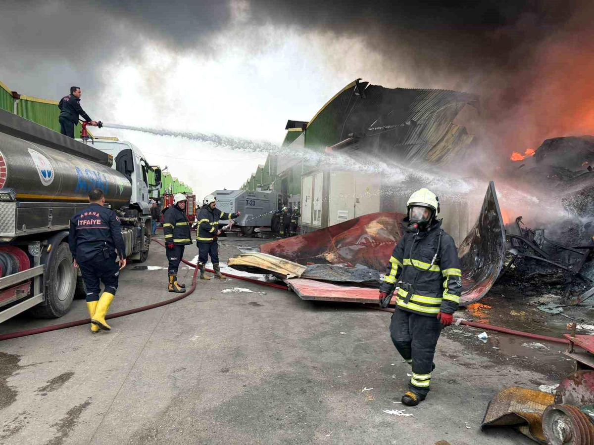 Adana\'da Geri Dönüşüm Fabrikasında Yangın