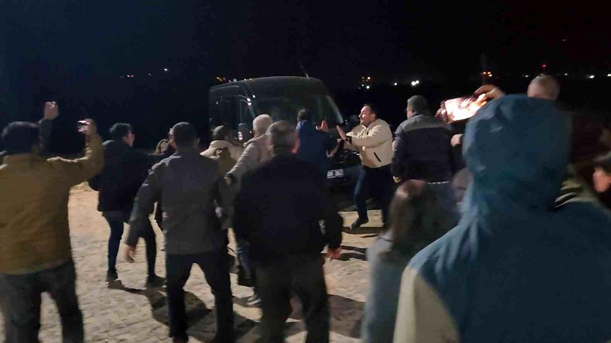 Tunceli\'de Doku ailesi ile şüphelilerin yakınları arasında arbede