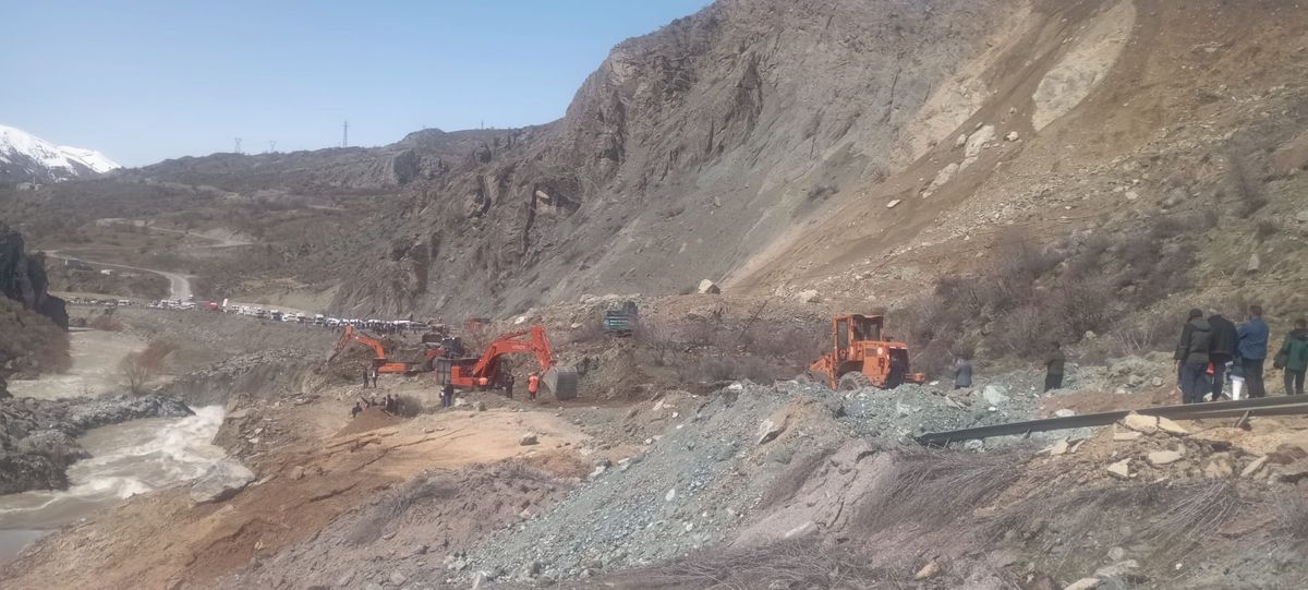 Hakkari-Van Yolunda Heyelan Çalışmaları Devam Ediyor
