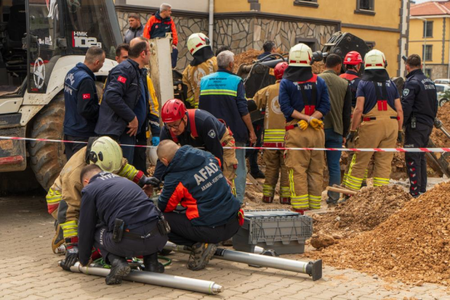 Hayatını kaybeden işçinin cansız bedeni göçük altından çıkarıldı