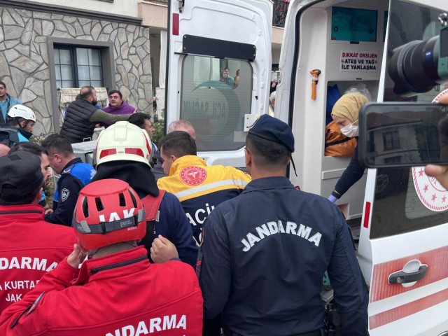 Hayatını kaybeden işçinin cansız bedeni göçük altından çıkarıldı