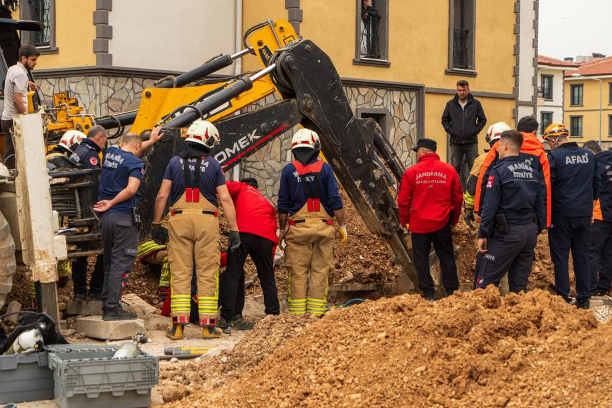 Hayatını kaybeden işçinin cansız bedeni göçük altından çıkarıldı