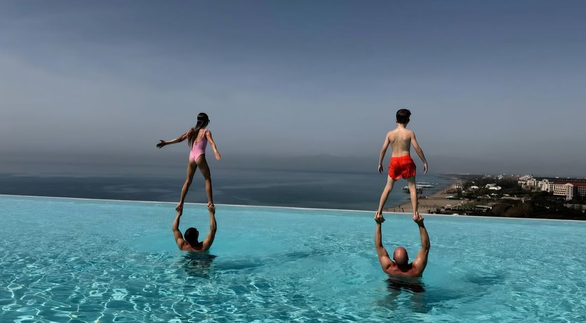 İngiliz oyuncu Jason Statham\'dan sonsuzluk havuzunda poz