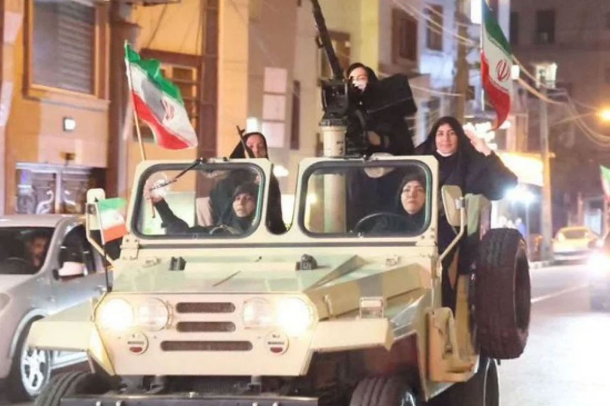 İranlı kadınlardan ağır silahlarla gövde gösterisi