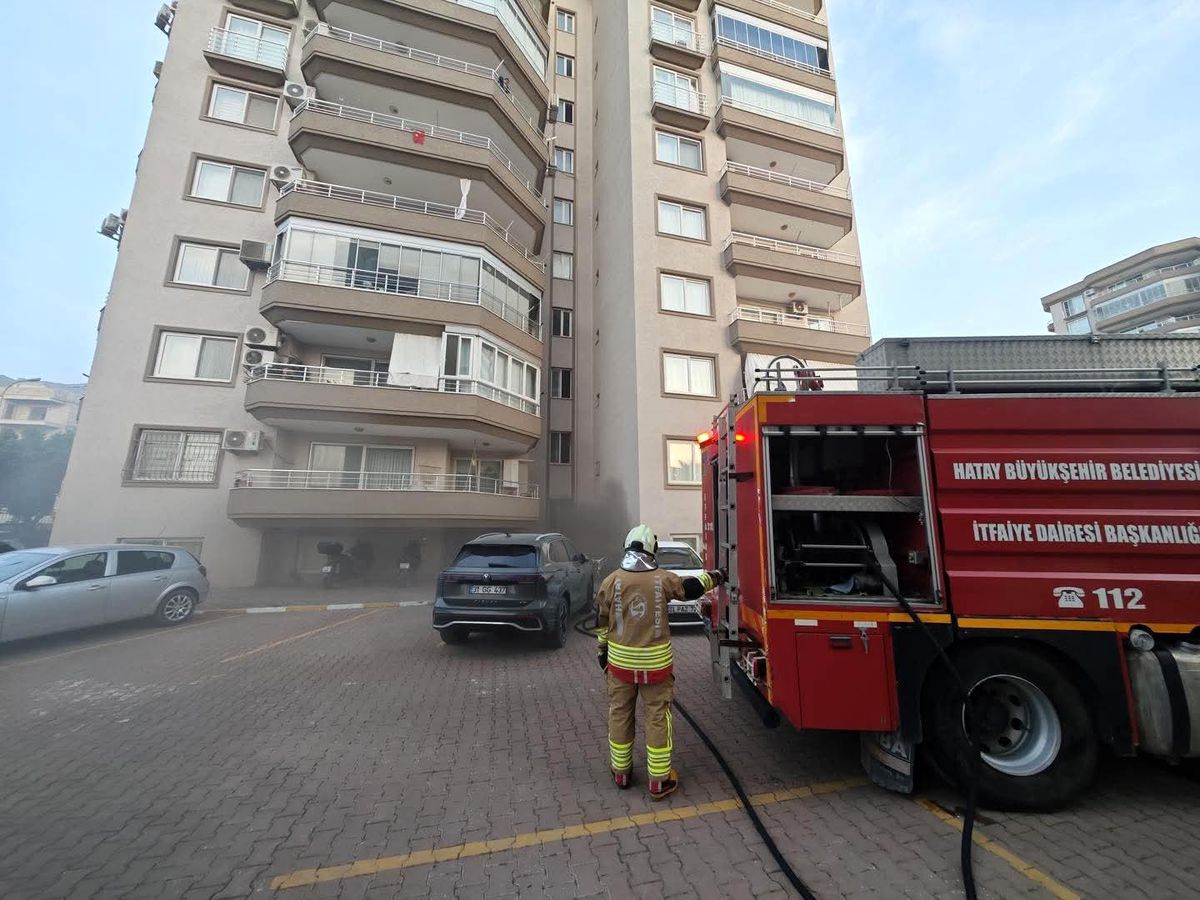 İskenderun\'da Bodrum Yangını Kontrol Altında
