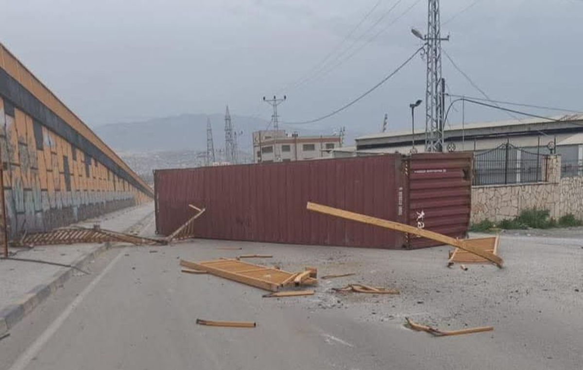İskenderun’da fırtına konteyneri köprüden uçurdu