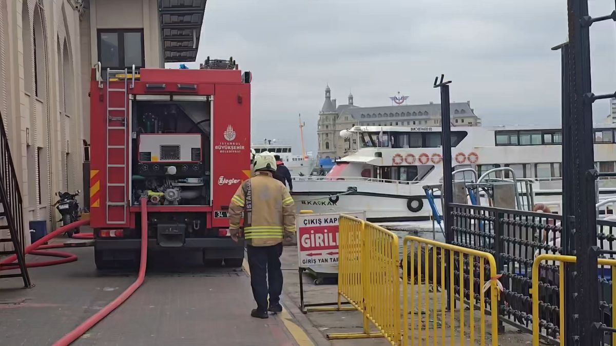 Kadıköy İskelesi\'nde Tekne Yangını