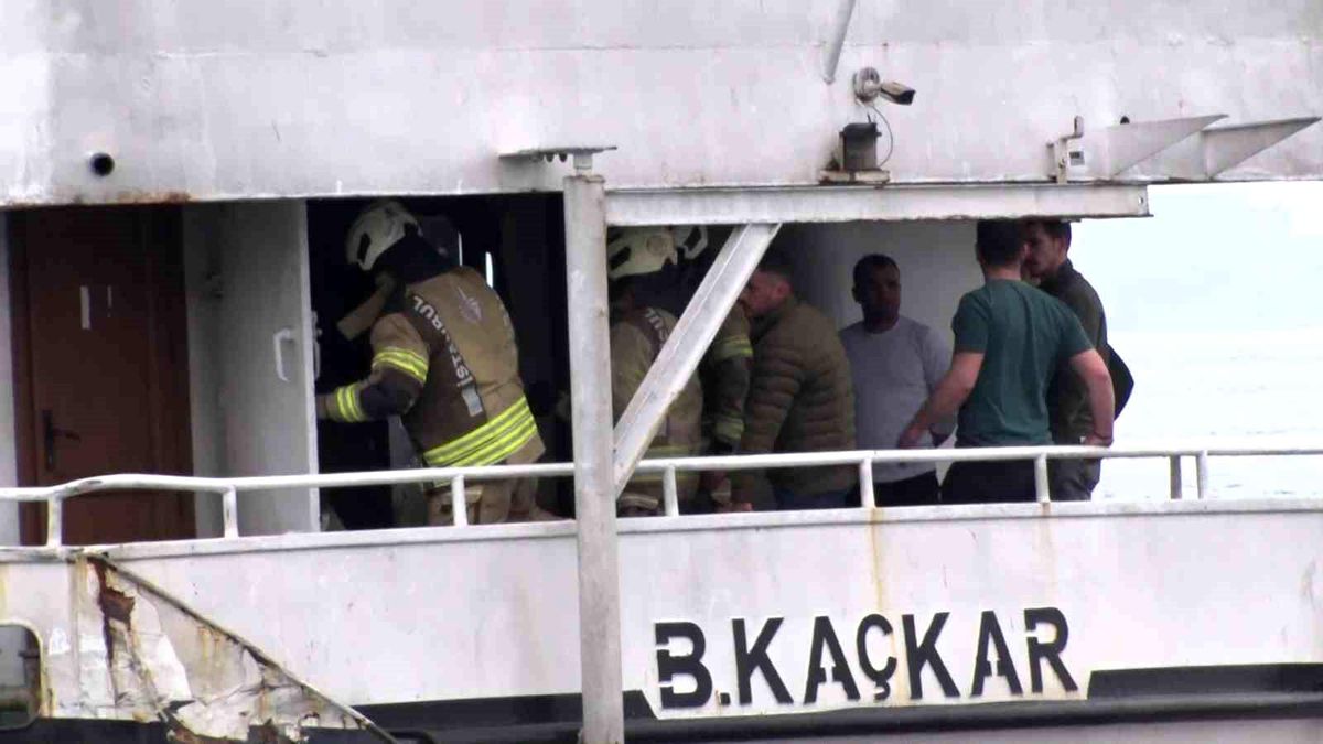 Kadıköy İskelesi\'nde Tekne Yangını