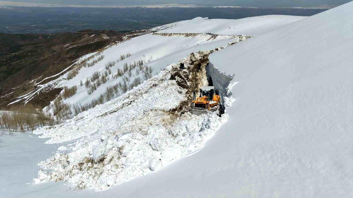 Muş\'ta Yoğun Kar, Ekipler Yol Açma Çalışması Yapıyor
