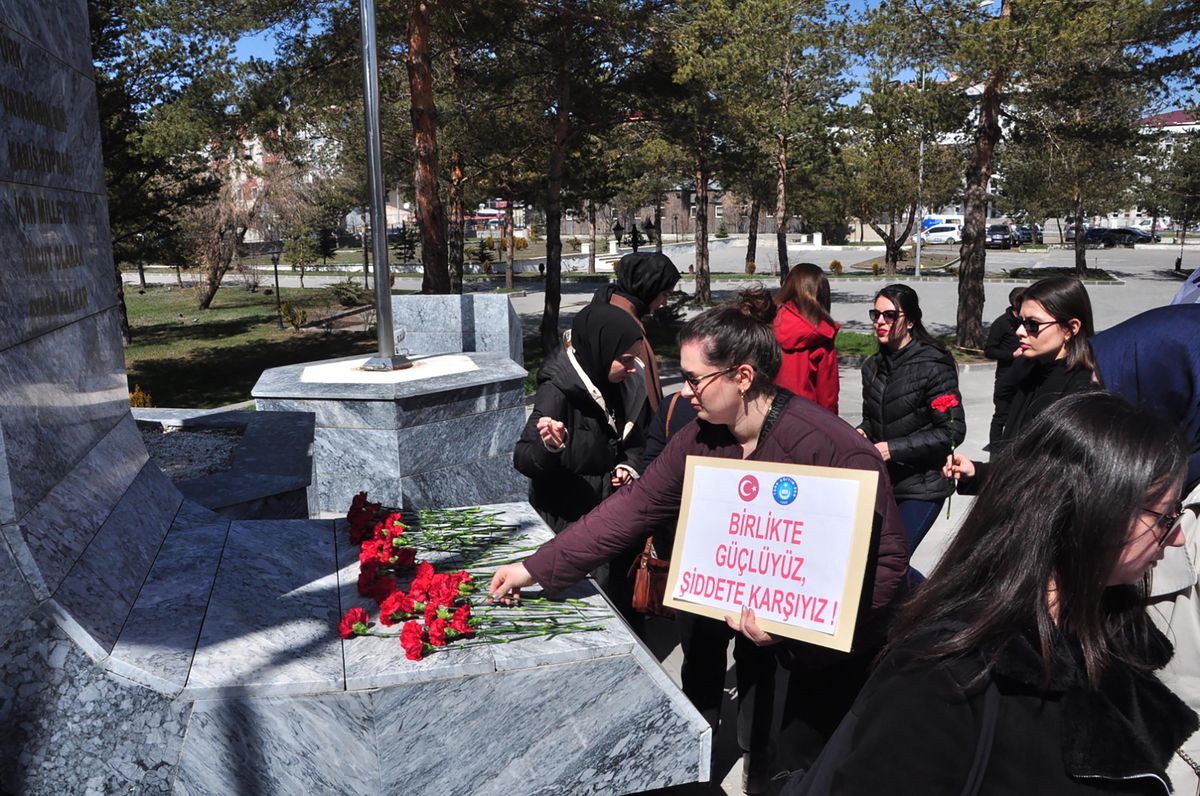 Kars\'ta Okul Saldırısı Protestosu