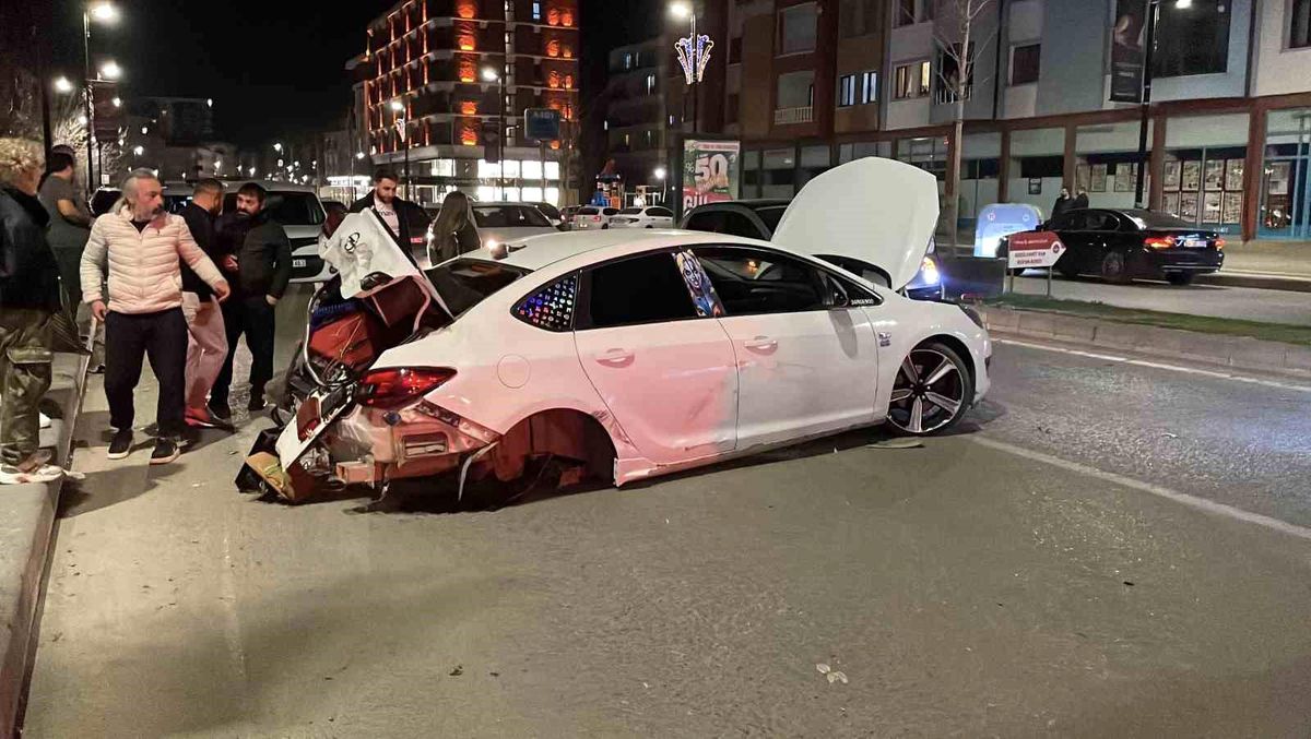 Sivas\'ta Trafik Kazası: 3 Yaralı