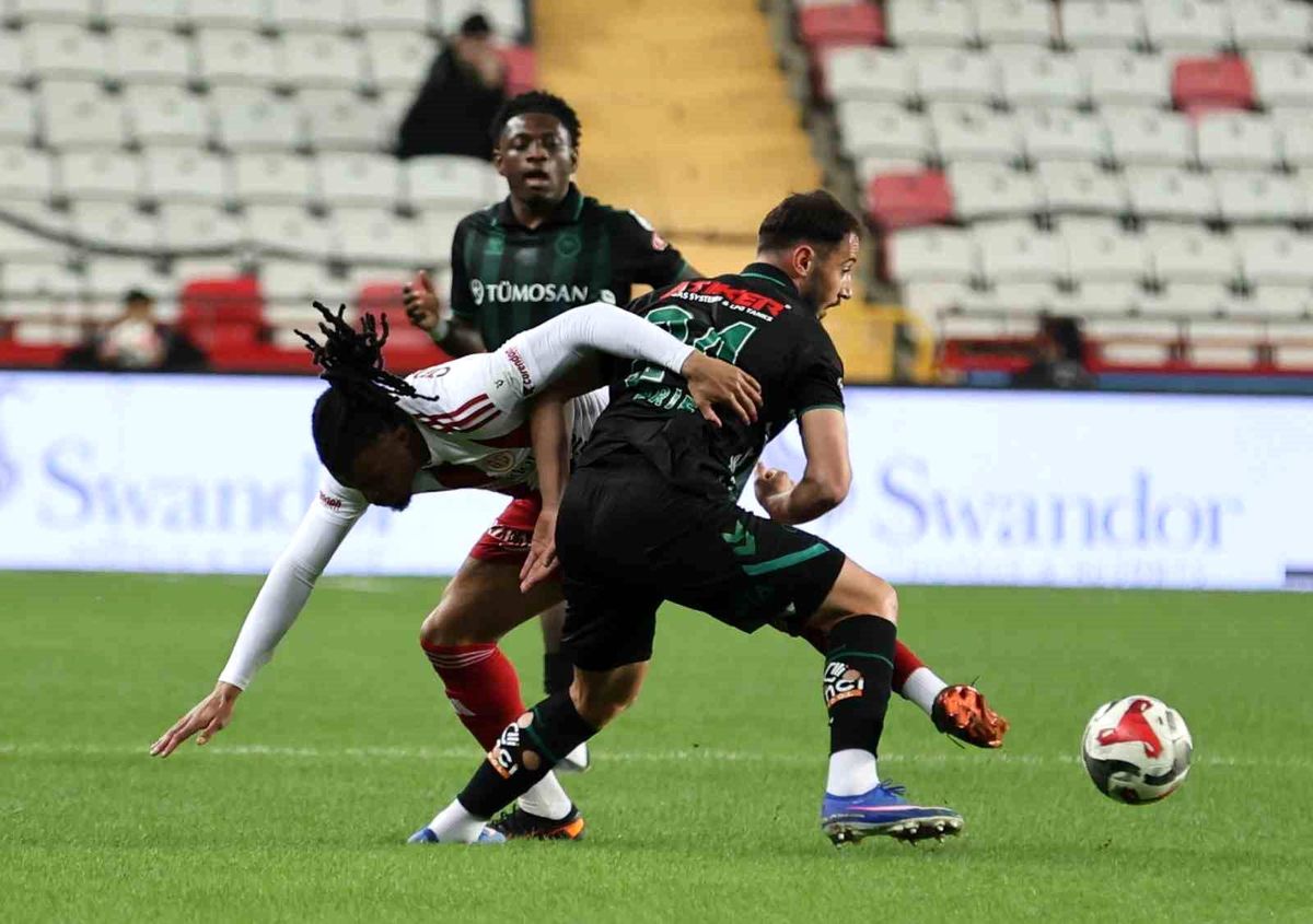 Antalyaspor-Konyaspor Maçında İlk Yarı Golsüz Geçti