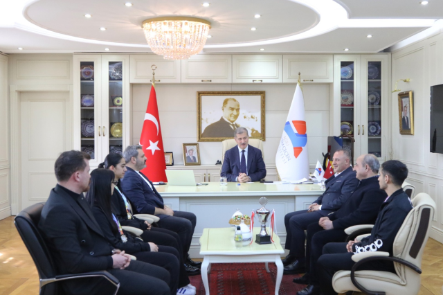 Türkiye ikincisi badminton takımı rektör Gülçin’i ziyaret etti