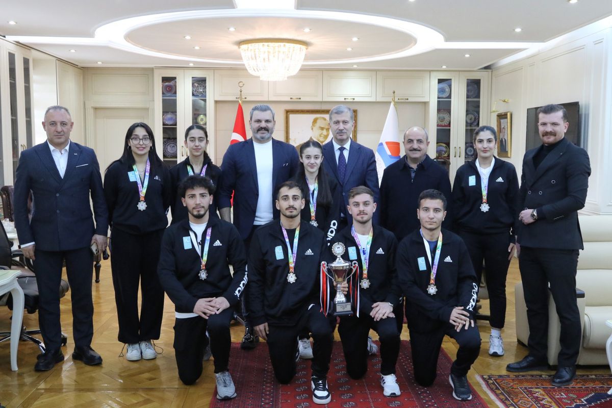 Türkiye ikincisi badminton takımı rektör Gülçin’i ziyaret etti