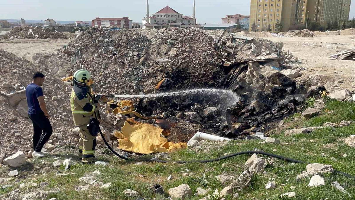 Tutuşan atık malzemeler itfaiye ekiplerince söndürüldü