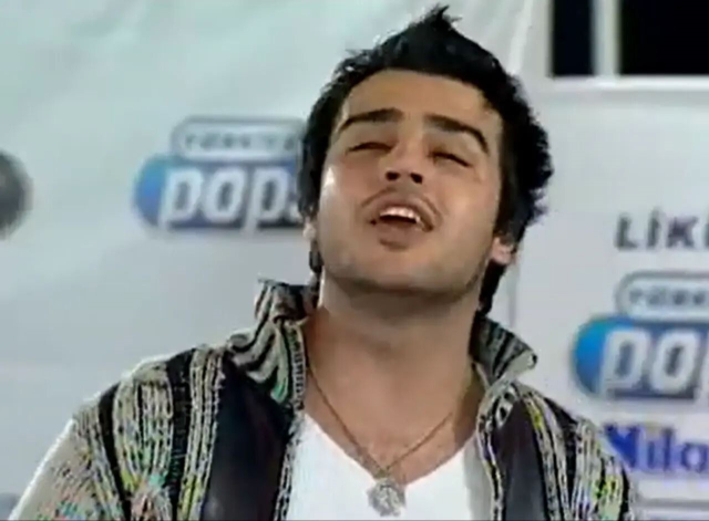 Ünlü şarkıcı Rıza Tamer hayatını kaybetti