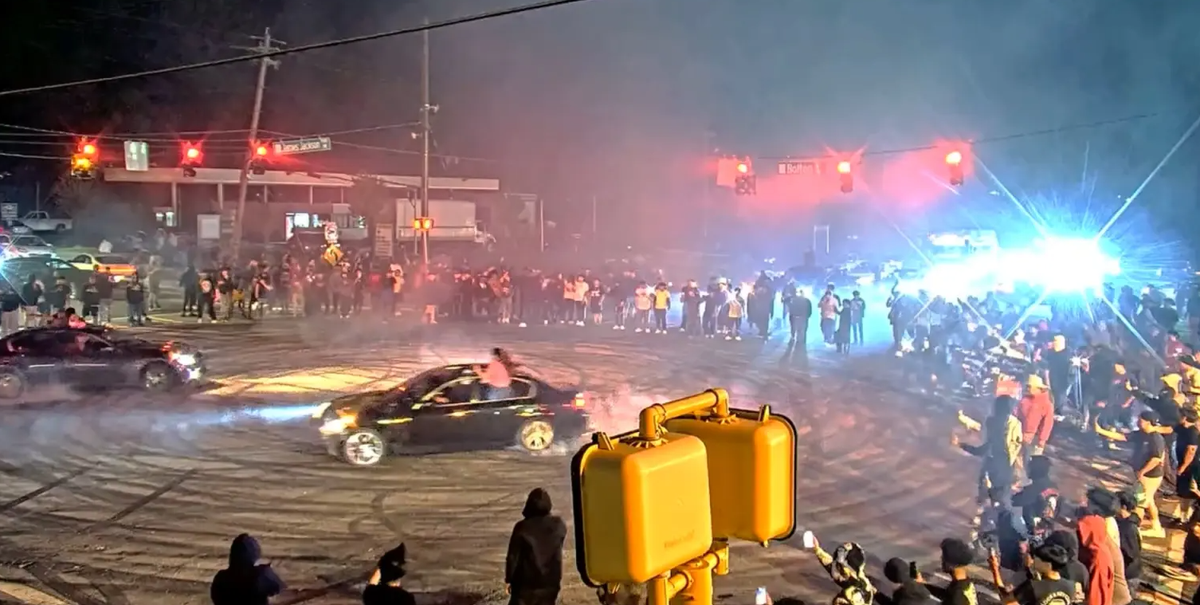 Yüzlerce kişinin katıldığı yasa dışı sokak yarışı kenti karıştırdı