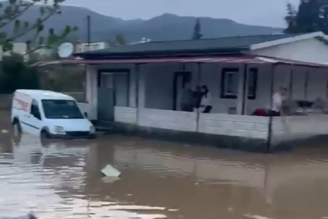 Adana'da şiddetli yağmur cadde ve sokakları göle çevirdi
