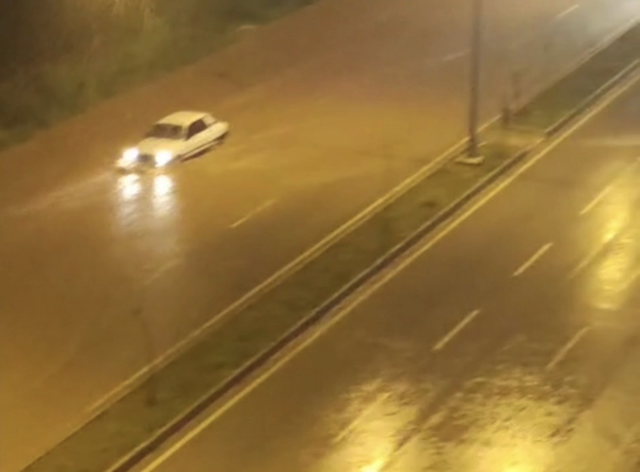 Adana'da şiddetli yağmur cadde ve sokakları göle çevirdi
