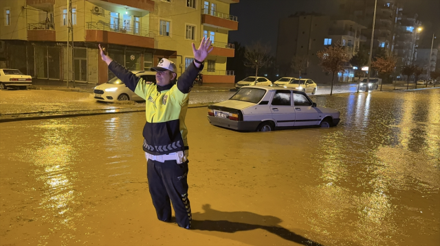 Adana'da şiddetli yağmur cadde ve sokakları göle çevirdi