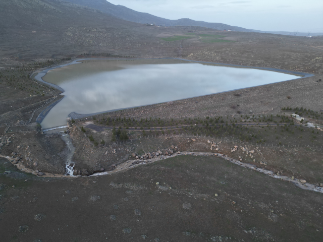 Adana'da şiddetli yağmur cadde ve sokakları göle çevirdi