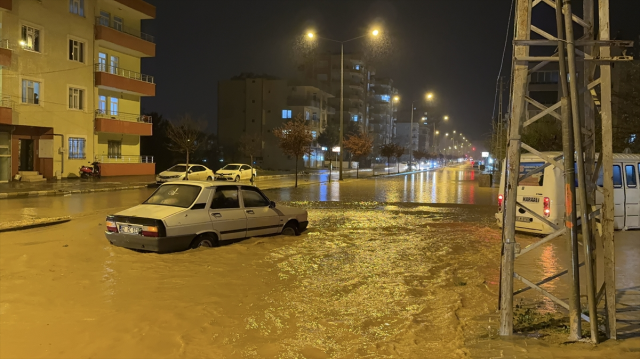 Adana'da şiddetli yağmur cadde ve sokakları göle çevirdi
