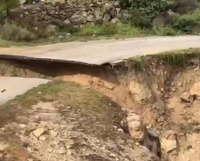 Adana'da şiddetli yağmur cadde ve sokakları göle çevirdi