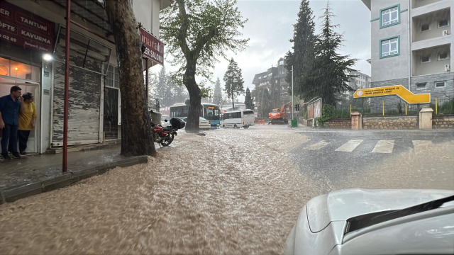 Adana'da şiddetli yağmur cadde ve sokakları göle çevirdi