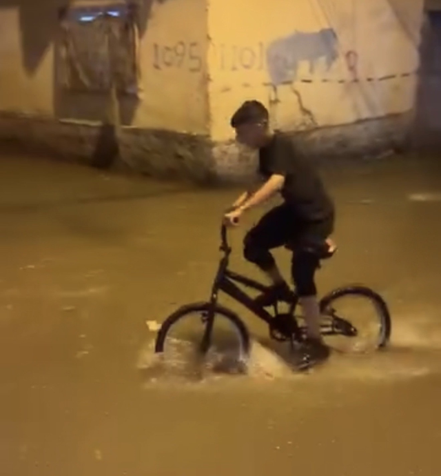 Adana'da şiddetli yağmur cadde ve sokakları göle çevirdi