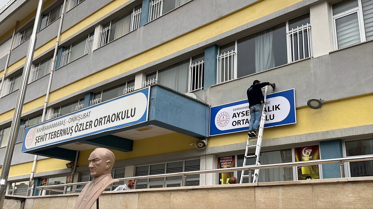 Ayser Çalık Ortaokulu\'nun tabelası, yeni binaya asıldı